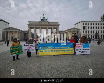 Februar 26, 2019 - eine kleine Gruppe von Menschen halten Fahnen vor dem Brandenburger Tor in Berlin aus Protest gegen die Annexion der Krim durch Russland und die EU auf, Druck auf Russland durch Sanktionen zu gewährleisten. Der Protest wurde organisiert von der Gesellschaft für bedrohte Menschen, die besorgt ist, die Rechte der Krimtataren seit der Annexion der Halbinsel durch Russland (Credit Bild: © Abdelwaheb Omar/IMAGESLIVE über ZUMA Draht) Stockfoto