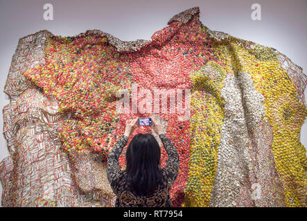 Oktober Gallery, London, Großbritannien. 28. Februar, 2019. El Anatsui: Material Wunder verfügt über die ghanaische Bildhauer unverwechselbare große und komplexe Metall wand Skulpturen von Assemblagen aus Aluminium Flasche Oberseiten von Alkohol Recycling Stationen gemacht zusammen mit Kupferdraht genäht. Bild: Galerie Personal mit Wiederholung, 2015. Credit: Malcolm Park/Alamy Leben Nachrichten. Stockfoto