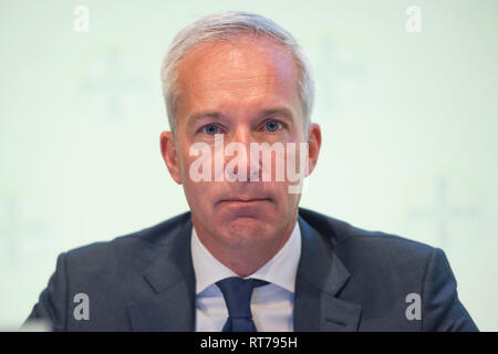 Leverkusen, Deutschland. 27 Feb, 2019. Heiko SCHIPPER, Mitglied der Geschäftsleitung, Consumer Health, Porträt, Porträt, Portrait, 7/8-Einzelbild, einzigen Motiv, Bilanzpressekonferenz der Bayer AG in Leverkusen am 27.02.2019. | Verwendung der weltweiten Kredit: dpa/Alamy leben Nachrichten Stockfoto