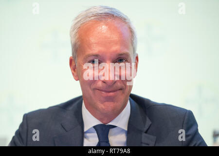 Leverkusen, Deutschland. 27 Feb, 2019. Heiko SCHIPPER, Mitglied der Geschäftsleitung, Consumer Health, Porträt, Porträt, Portrait, 7/8-Einzelbild, einzigen Motiv, Bilanzpressekonferenz der Bayer AG in Leverkusen am 27.02.2019. | Verwendung der weltweiten Kredit: dpa/Alamy leben Nachrichten Stockfoto