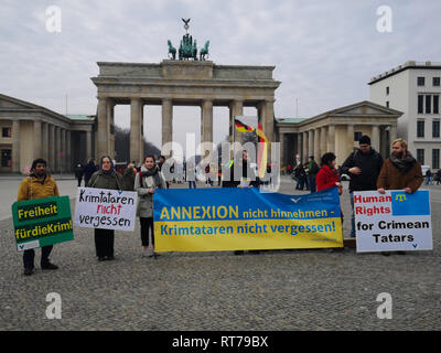 Februar 26, 2019 - eine kleine Gruppe von Menschen halten Fahnen vor dem Brandenburger Tor in Berlin aus Protest gegen die Annexion der Krim durch Russland und die EU auf, Druck auf Russland durch Sanktionen zu gewährleisten. Der Protest wurde organisiert von der Gesellschaft für bedrohte Menschen, die besorgt ist, die Rechte der Krimtataren seit der Annexion der Halbinsel durch Russland (Credit Bild: © Abdelwaheb Omar/IMAGESLIVE über ZUMA Draht) Stockfoto