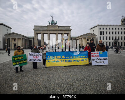 Februar 26, 2019 - eine kleine Gruppe von Menschen halten Fahnen vor dem Brandenburger Tor in Berlin aus Protest gegen die Annexion der Krim durch Russland und die EU auf, Druck auf Russland durch Sanktionen zu gewährleisten. Der Protest wurde organisiert von der Gesellschaft für bedrohte Menschen, die besorgt ist, die Rechte der Krimtataren seit der Annexion der Halbinsel durch Russland (Credit Bild: © Abdelwaheb Omar/IMAGESLIVE über ZUMA Draht) Stockfoto