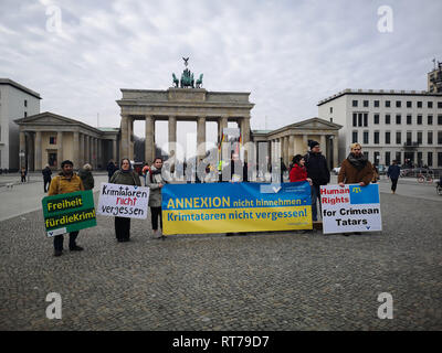 Februar 26, 2019 - eine kleine Gruppe von Menschen halten Fahnen vor dem Brandenburger Tor in Berlin aus Protest gegen die Annexion der Krim durch Russland und die EU auf, Druck auf Russland durch Sanktionen zu gewährleisten. Der Protest wurde organisiert von der Gesellschaft für bedrohte Menschen, die besorgt ist, die Rechte der Krimtataren seit der Annexion der Halbinsel durch Russland (Credit Bild: © Abdelwaheb Omar/IMAGESLIVE über ZUMA Draht) Stockfoto