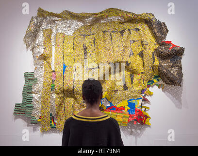 Oktober Gallery, London, Großbritannien. 28. Februar, 2019. El Anatsui: Material Wunder verfügt über die ghanaische Bildhauer unverwechselbare große und komplexe Metall wand Skulpturen von Assemblagen aus Aluminium Flasche Oberseiten von Alkohol Recycling Stationen gemacht zusammen mit Kupferdraht genäht. Bild: Galerie Personal mit Gudali, 2017. Credit: Malcolm Park/Alamy Leben Nachrichten. Stockfoto