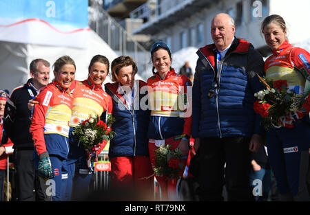 Seefeld, Österreich. 28 Feb, 2019. Nordische Ski-WM, Cross Country - Relais 4 x 5 km, Frauen. Königin Sonja von Norwegen (2. von links) und König Harald (r) von Norwegen stand neben dem Nächstplatzierten aus Norwegen mit Heidi Weng (3. von rechts) Ingvild Flugstad Östberg (2. von links), Astrid Uhrenholdt Jacobsen (r), Therese Johaug (l). Credit: Hendrik Schmidt/dpa-Zentralbild/dpa/Alamy leben Nachrichten Stockfoto