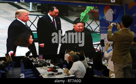 Peking, Vietnam. 28 Feb, 2019. Reporter Watch TV Live Broadcast über Gespräche zwischen Obersten Führer der Demokratischen Volksrepublik Korea (DVRK) Kim Jong Un und US-Präsident Donald Trump in Hanoi, Vietnam, 28.02.2019. Credit: Wu Xiaochu/Xinhua/Alamy leben Nachrichten Stockfoto