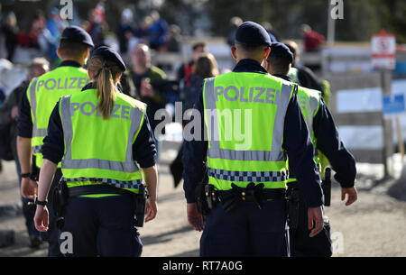 Seefeld, Österreich. 28 Feb, 2019. Langlauf, World Championship. Österreichische Polizisten stehen in der Cross-country-Stadion. Credit: Hendrik Schmidt/dpa-Zentralbild/dpa/Alamy leben Nachrichten Stockfoto