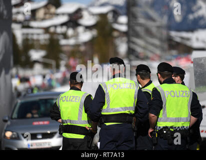 Seefeld, Österreich. 28 Feb, 2019. Langlauf, World Championship. Österreichische Polizisten stehen in der Cross-country-Stadion. Credit: Hendrik Schmidt/dpa-Zentralbild/dpa/Alamy leben Nachrichten Stockfoto