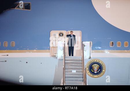Peking, Vietnam. 26 Feb, 2019. Us-Präsident Donald Trump disembarks von Air Force One in Hanoi, Hauptstadt von Vietnam, Februar 26, 2019. Credit: Wang Shen/Xinhua/Alamy leben Nachrichten Stockfoto
