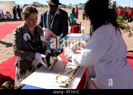 HANDOUT - 28. Februar 2019, Namibia, Gibeon: Ines de Castro (l), Direktor der Linden Museum, beobachtet eine Bibel in der Übertragung von Kulturgütern während der Kolonialzeit gestohlen. Die beiden Objekte, eine Peitsche und eine Bibel, gehörte zu Hendrik Witbooi, ein Führer der Nama Menschen und Namibischen Nationalhelden. Bisher haben Sie in der Linden Museum in Stuttgart hinterlegt. (Dpa' Baden-Württemberg enthält wichtige Kulturgüter wieder in Namibia" vom 28.02.2019) Foto: Frank Steffen/Allgemeine Zeitung Namibia/dpa - ACHTUNG: Nur für die redaktionelle Verwendung im Zusammenhang mit der aktuellen Berichterstattung und nur mit Stockfoto