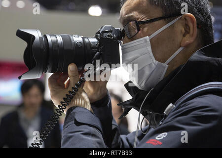 Yokohama, Japan. 28 Feb, 2019. Ein Mann Tests eine digitale Kamera während der CP Kamera & Foto Imaging Show 2019 im Pacifico Yokohama. Die CP-Ausstellung zeigt die neuesten Technologien für Kameras und Photo Imaging in Japan in 1.148 Aussteller Stände. Die Veranstalter rechnen mit 70.000 Besuchern während der 4-tägigen Show zu gewinnen. Die diesjährige Ausstellung wird im Pacifico Yokohama und OSANBASHI Halle und läuft bis zum 3. März statt Credit: Rodrigo Reyes Marin/ZUMA Draht/Alamy leben Nachrichten Stockfoto