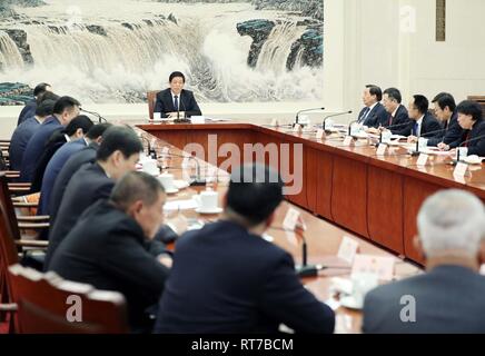 (190228) - Peking, Februar 28, 2019 (Xinhua) - Li Zhanshu, Vorsitzender des Nationalen Volkskongresses (NVK) Ständigen Ausschusses und Mitglied des Ständigen Ausschusses des Politbüros der Kommunistischen Partei Chinas Zentralausschuss, trifft sich mit den Abgeordneten die Teilnahme an einer alle zwei Monate stattfindenden Sitzung des Ständigen Ausschusses der NPC in Peking, der Hauptstadt von China, Februar 27, 2019. (Xinhua / Liu Weibing) Stockfoto