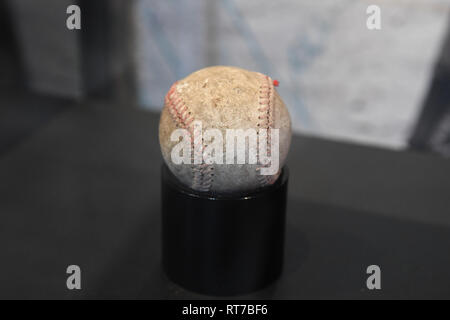 28. Februar 2019, Bayern, Grünwald: ein Baseball liegt vor der Eröffnung des 100 Jahre die Ausstellung "Bavaria Film" in einem Saal des Bavariafilmstadt in der Dekoration zu dem Film "The Great Escape" in einer Vitrine. Die Ausstellung "100 Jahre Bavaria Film" beginnt am Samstag (02.03.2019). Foto: Felix Hörhager/dpa Stockfoto