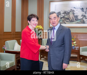 (190228) - Peking, Februar 28, 2019 (Xinhua) - die chinesischen Staatsrat und Außenminister Wang Yi (R) trifft sich mit ehemaligen US-Offizielle Susan Shirk in Peking, der Hauptstadt von China, 28.02.2019. (Xinhua / zhai Jianlan) Stockfoto
