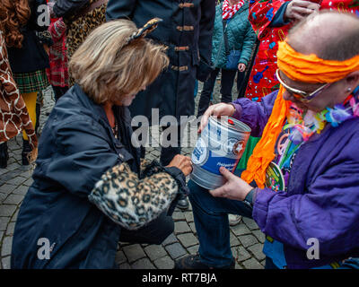 Düsseldorf, Rhein, Deutschland. 28 Feb, 2019. Es sind zwei Personen gesehen, Bier trinken und tragen Kostüme während der Feier. Am ersten Tag des Karnevals oder Altweiberfastnacht, die Frauen (so genannte MÃ¶hnen) Sturm der Rat der Stadt die Büros der Oberbürgermeister zu erfassen und übernehmen die Verwaltung der Stadt für die Nacht und das ist die offizielle Eröffnung der Straßenkarneval in der Altstadt von Düsseldorf. Im Rheinland an diesem Tag, die Damen, die Beziehungen der Männer schneiden, spielt es keine Rolle, ob Sie in der Lage sind oder sein Alter von Bedeutung sind. Credit: ZUMA Press, Inc./Alamy leben Nachrichten Stockfoto