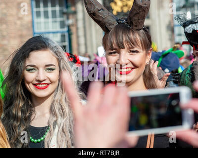 Düsseldorf, Rhein, Deutschland. 28 Feb, 2019. Zwei Frauen gesehen werden Kostüme tragen und für ein Foto posieren. Am ersten Tag des Karnevals oder Altweiberfastnacht, die Frauen (so genannte MÃ¶hnen) Sturm der Rat der Stadt die Büros der Oberbürgermeister zu erfassen und übernehmen die Verwaltung der Stadt für die Nacht und das ist die offizielle Eröffnung der Straßenkarneval in der Altstadt von Düsseldorf. Im Rheinland an diesem Tag, die Damen, die Beziehungen der Männer schneiden, spielt es keine Rolle, ob Sie in der Lage sind oder sein Alter von Bedeutung sind. Credit: ZUMA Press, Inc./Alamy leben Nachrichten Stockfoto