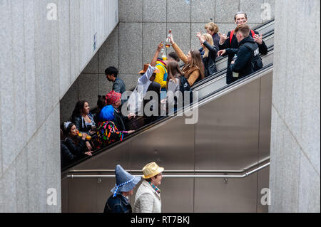 Düsseldorf, Rhein, Deutschland. 28 Feb, 2019. Menschen Kostüme tragen, sind in der u-bahn Treppe gesehen. Am ersten Tag des Karnevals oder Altweiberfastnacht, die Frauen (so genannte MÃ¶hnen) Sturm der Rat der Stadt die Büros der Oberbürgermeister zu erfassen und übernehmen die Verwaltung der Stadt für die Nacht und das ist die offizielle Eröffnung der Straßenkarneval in der Altstadt von Düsseldorf. Im Rheinland an diesem Tag, die Damen, die Beziehungen der Männer schneiden, spielt es keine Rolle, ob Sie in der Lage sind oder sein Alter von Bedeutung sind. Credit: ZUMA Press, Inc./Alamy leben Nachrichten Stockfoto