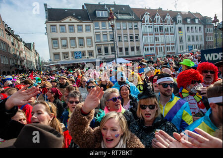 Düsseldorf, Rhein, Deutschland. 28 Feb, 2019. Menschen werden gesehen, um Spaß zu haben und das Tragen Kostüme während der Feier. Am ersten Tag des Karnevals oder Altweiberfastnacht, die Frauen (so genannte MÃ¶hnen) Sturm der Rat der Stadt die Büros der Oberbürgermeister zu erfassen und übernehmen die Verwaltung der Stadt für die Nacht und das ist die offizielle Eröffnung der Straßenkarneval in der Altstadt von Düsseldorf. Im Rheinland an diesem Tag, die Damen, die Beziehungen der Männer schneiden, spielt es keine Rolle, ob Sie in der Lage sind oder sein Alter von Bedeutung sind. Credit: ZUMA Press, Inc./Alamy leben Nachrichten Stockfoto