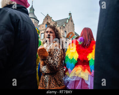 Düsseldorf, Rhein, Deutschland. 28 Feb, 2019. Eine Frau gesehen wird, ein Kostüm und vorbei an während der Feier. Am ersten Tag des Karnevals oder Altweiberfastnacht, die Frauen (so genannte MÃ¶hnen) Sturm der Rat der Stadt die Büros der Oberbürgermeister zu erfassen und übernehmen die Verwaltung der Stadt für die Nacht und das ist die offizielle Eröffnung der Straßenkarneval in der Altstadt von Düsseldorf. Im Rheinland an diesem Tag, die Damen, die Beziehungen der Männer schneiden, spielt es keine Rolle, ob Sie in der Lage sind oder sein Alter von Bedeutung sind. Credit: ZUMA Press, Inc./Alamy leben Nachrichten Stockfoto