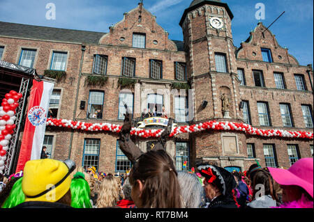 Düsseldorf, Rhein, Deutschland. 28 Feb, 2019. Prinzessin der Karneval gesehen wird, schneiden Sie die Kabelbinder der Oberbürgermeister von Düsseldorf. Am ersten Tag des Karnevals oder Altweiberfastnacht, die Frauen (so genannte MÃ¶hnen) Sturm der Rat der Stadt die Büros der Oberbürgermeister zu erfassen und übernehmen die Verwaltung der Stadt für die Nacht und das ist die offizielle Eröffnung der Straßenkarneval in der Altstadt von Düsseldorf. Im Rheinland an diesem Tag, die Damen, die Beziehungen der Männer schneiden, spielt es keine Rolle, ob Sie in der Lage sind oder sein Alter von Bedeutung sind. Credit: ZUMA Press, Inc./Alamy leben Nachrichten Stockfoto