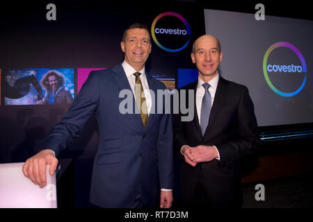 Von links: dr. Markus STEILEMANN, Chief Executive Officer, CEO, Dr. Ing. Thomas TOEPFER, Mitglied der Geschäftsleitung, CFO, Chief Financial Officer, A® Bilanzpressekonferenz der COVESTRO AG in Düsseldorf am 26.02.2019. € | Nutzung weltweit Stockfoto