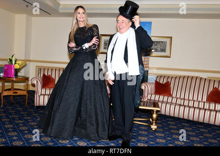 Wien, Österreich. 28 Feb, 2019. Die diesjährigen Opernball Gast der Architekt (R) Richard Lugner ist das ehemalige supermodel (L) Elle Macpherson (der Körper). Foto Session im Abendkleid für die Presse im Grand Hotel in Wien. Quelle: Franz Perc/Alamy leben Nachrichten Stockfoto