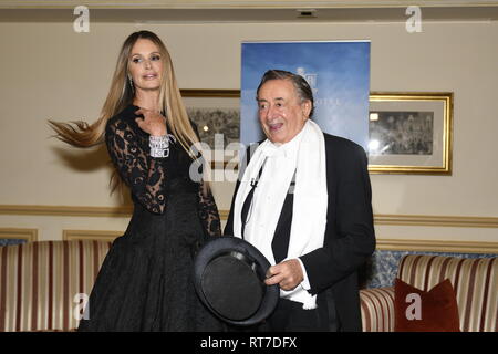 Wien, Österreich. 28 Feb, 2019. Die diesjährigen Opernball Gast der Architekt (R) Richard Lugner ist das ehemalige supermodel (L) Elle Macpherson (der Körper). Foto Session im Abendkleid für die Presse im Grand Hotel in Wien. Quelle: Franz Perc/Alamy leben Nachrichten Stockfoto