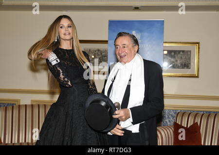 Wien, Österreich. 28 Feb, 2019. Die diesjährigen Opernball Gast der Architekt (R) Richard Lugner ist das ehemalige supermodel (L) Elle Macpherson (der Körper). Foto Session im Abendkleid für die Presse im Grand Hotel in Wien. Quelle: Franz Perc/Alamy leben Nachrichten Stockfoto