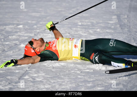 Seefeld, Österreich. 28. Februar, 2019. Johannes RYDZEK (GER) im Finish, erschöpft, Erschöpfung, und er liegt im Schnee, Aktion, Single Frame, Schneiden einziges Motiv, halb Bild, halb Abbildung. Nordische Kombination normal Hill, einzelne Konkurrenz 10 km Nordische Kombination NH einzelnen Gundersen 10 km. Nordische Ski-WM 2019 in Seefeld/Österreich vom 19.02.-03.03.2019. | Verwendung der weltweiten Kredit: dpa Picture alliance/Alamy leben Nachrichten Stockfoto
