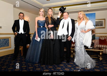 Wien, Österreich. 28. Februar 2019. Der diesjährige Opernball-Gast des Architekten Richard Lugner ist das ehemalige Supermodel Elle Macpherson (der Körper). Fotosession in Abendkleidung für die Presse im Grand Hotel in Wien. Das Bild zeigt (2. von L) Elle Macpherson und (3. von L) Richard Lugner. Kredit: Franz Perc/Alamy Live News Stockfoto