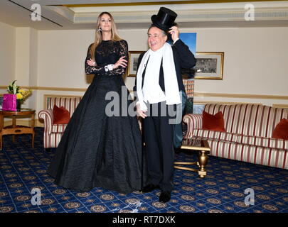 Wien, Österreich. 28 Feb, 2019. Die diesjährigen Opernball Gast des Architekten Richard Lugner ist das ehemalige Supermodel Elle Macpherson (der Körper). Foto Session im Abendkleid für die Presse im Grand Hotel in Wien. Bild zeigt (L) Elle Macpherson und (R) Richard Lugner. Quelle: Franz Perc/Alamy leben Nachrichten Stockfoto