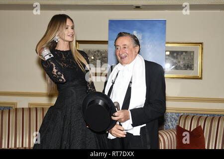 Wien, Österreich. 28 Feb, 2019. Die diesjährigen Opernball Gast des Architekten Richard Lugner ist das ehemalige Supermodel Elle Macpherson (der Körper). Foto Session im Abendkleid für die Presse im Grand Hotel in Wien. Bild zeigt (L) Elle Macpherson und (R) Richard Lugner. Quelle: Franz Perc/Alamy leben Nachrichten Stockfoto