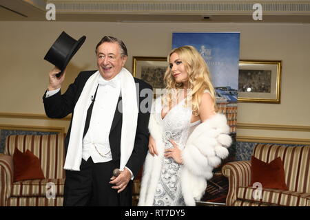 Wien, Österreich. 28. Februar 2019. Fotosession in Abendkleidung für die Presse im Grand Hotel in Wien. Das Bild zeigt (L) Richard Lugner und (R) Moni(Rehlein). Kredit: Franz Perc/Alamy Live News Stockfoto