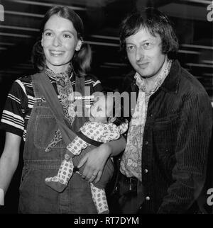 Mai 05, 1973 - Ab nach Amerika: Schauspielerin Mia Farrow und ihr Ehemann, Andre Previn, Chefdirigent des London Symphony Orchestra, Heathrow verlassen für Boston, Masse, gestern mit Kym Lerche (''Miss Freudige''), der vier Monate alten vietnamesischen Orphan girl Sie erlassen haben. Ihre drei Einjahresdoppelsöhnen, Matthew und Sacha, ging mit ihnen. (Bild: © Keystone Presse Agentur/Keystone USA über ZUMAPRESS.com) Stockfoto