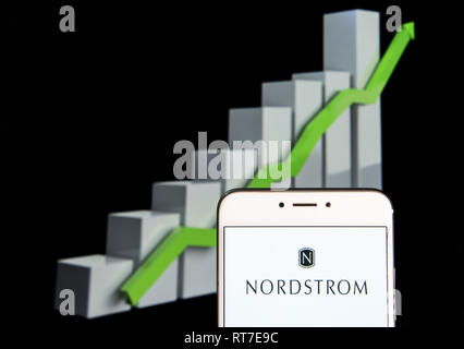 Hong Kong. 10 Feb, 2019. Amerikanische Kette von Luxus Schmuck Kaufhaus unternehmen Nordstrom Logo ist auf ein Android mobile Gerät mit einem Aufstieg Wachstumsdiagramm im Hintergrund zu sehen. Credit: Miguel Candela/SOPA Images/ZUMA Draht/Alamy leben Nachrichten Stockfoto