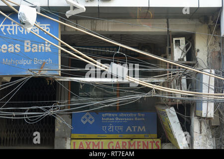 Delhi, Indien. 29 Jan, 2019. Viele Telefon Kabel laufen über Straßen und auf Hauswände in Delhi, auf 29.01.2019 | Verwendung der weltweiten Kredit genommen: dpa/Alamy leben Nachrichten Stockfoto