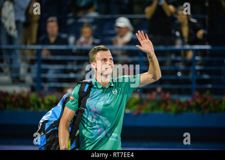 Dubai, VAE. 28. Februar 2019. Ungarische Marton Fucsovics erkennt der Gast nach dem Verlust an ehemalige Welt Nr. 1 Roger Federer von der Schweiz gewinnt im Viertelfinale des 2019 Dubai Duty Free Tennis Meisterschaften. Fucsovics verloren 6-7 (6-8), 4-6 Credit: Feroz Khan/Alamy leben Nachrichten Stockfoto