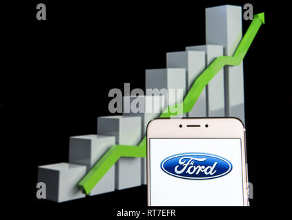 Hong Kong. 10 Feb, 2019. Amerikanische multinationale Automobilhersteller Ford Logo ist auf ein Android mobile Gerät mit einem Aufstieg Wachstumsdiagramm im Hintergrund zu sehen. Credit: Miguel Candela/SOPA Images/ZUMA Draht/Alamy leben Nachrichten Stockfoto