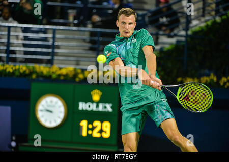 Dubai, VAE. 28. Februar 2019. Ungarische Marton Fucsovics spielt eine Rückhand während sein Viertelfinale gegen ehemalige Welt Nr. 1 Roger Federer von der Schweiz im Jahr 2019 Dubai Duty Free Tennis Meisterschaften. Fucsovics verloren 6-7 (6-8), 4-6 Credit: Feroz Khan/Alamy leben Nachrichten Stockfoto