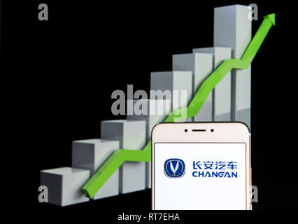 Hong Kong. 10 Feb, 2019. Chinesische Autohersteller Changan Logo ist auf ein Android mobile Gerät mit einem Aufstieg Wachstumsdiagramm im Hintergrund zu sehen. Credit: Miguel Candela/SOPA Images/ZUMA Draht/Alamy leben Nachrichten Stockfoto