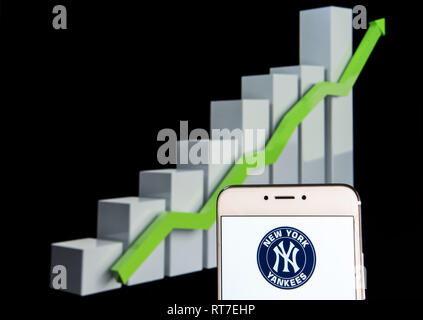 Hong Kong. 11 Feb, 2019. American professional Baseball die New York Yankees Logo auf einem Android mobile Gerät mit einem Aufstieg Wachstumsdiagramm im Hintergrund zu sehen ist. Credit: Miguel Candela/SOPA Images/ZUMA Draht/Alamy leben Nachrichten Stockfoto