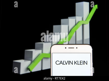 Hong Kong. 10 Feb, 2019. Amerikanische Modemarke Calvin Klein Logo ist auf ein Android mobile Gerät mit einem Aufstieg Wachstumsdiagramm im Hintergrund zu sehen. Credit: Miguel Candela/SOPA Images/ZUMA Draht/Alamy leben Nachrichten Stockfoto