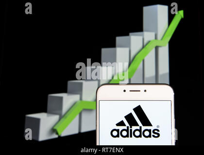 Hong Kong. 10 Feb, 2019. Deutsche multinationale Sport Kleidung der Marke Adidas Logo ist auf ein Android mobile Gerät mit einem Aufstieg Wachstumsdiagramm im Hintergrund zu sehen. Credit: Miguel Candela/SOPA Images/ZUMA Draht/Alamy leben Nachrichten Stockfoto