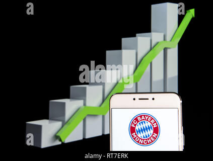 Hong Kong. 11 Feb, 2019. Auf der Grundlage des deutschen Sports Club Bayern München Logo auf einem Android mobile Gerät mit einem Aufstieg Wachstumsdiagramm im Hintergrund zu sehen ist. Credit: Miguel Candela/SOPA Images/ZUMA Draht/Alamy leben Nachrichten Stockfoto