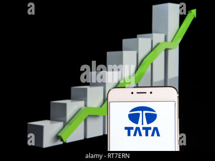 Hong Kong. 10 Feb, 2019. Indische multinationale Automobil Mischkonzern Tata Logo ist auf ein Android mobile Gerät mit einem Aufstieg Wachstumsdiagramm im Hintergrund zu sehen. Credit: Miguel Candela/SOPA Images/ZUMA Draht/Alamy leben Nachrichten Stockfoto