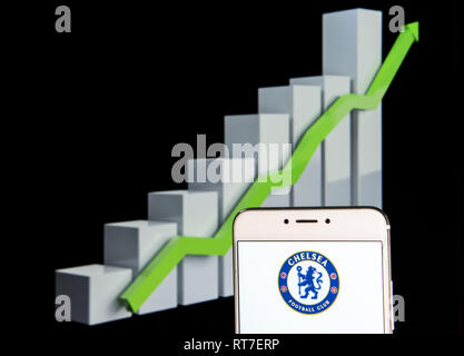 Hong Kong. 11 Feb, 2019. Fußballverein Chelsea Football Club Logo ist auf ein Android mobile Gerät mit einem Aufstieg Wachstumsdiagramm im Hintergrund zu sehen. Credit: Miguel Candela/SOPA Images/ZUMA Draht/Alamy leben Nachrichten Stockfoto