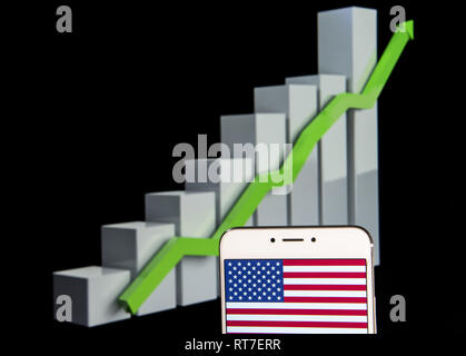 Hong Kong. 11 Feb, 2019. Vereinigte Staaten von Amerika Fahne wird auf ein Android mobile Gerät mit einem Aufstieg Wachstumsdiagramm im Hintergrund zu sehen. Credit: Miguel Candela/SOPA Images/ZUMA Draht/Alamy leben Nachrichten Stockfoto