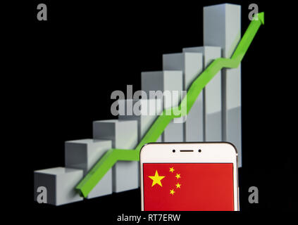 Hong Kong. 11 Feb, 2019. Volksrepublik China Flagge ist auf ein Android mobile Gerät mit einem Aufstieg Wachstumsdiagramm im Hintergrund zu sehen. Credit: Miguel Candela/SOPA Images/ZUMA Draht/Alamy leben Nachrichten Stockfoto