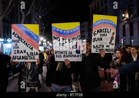 Madrid, Spanien. 28 Feb, 2019. Menschen protestiert unter dem Motto "Nein zum Krieg, Nein zum Putsch in Venezuela", Unterstützung der venezolanische Präsident Nicolas Maduro. Credit: Marcos del Mazo/Alamy leben Nachrichten Stockfoto