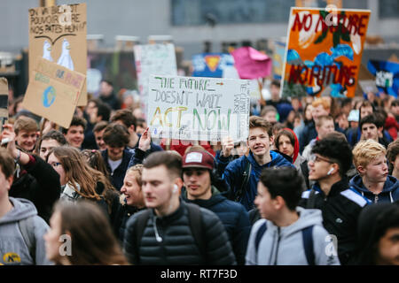 Brüssel, Belgien. 28 Feb, 2019. Studenten halten Plakate hoch, da sie ein Klima März in Brüssel, Belgien, am 13.02.28., 2019. Ein neues Klima März von Schülern und Studenten in ganz Belgien wurde am Donnerstag mit der Teilnahme von Schwedischen jugendlich Klima Aktivistin Greta Thunberg organisiert. Credit: Zhang Cheng/Xinhua/Alamy leben Nachrichten Stockfoto